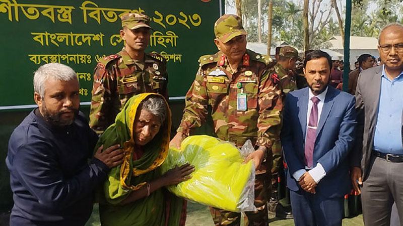 কুড়িগ্রামে শীতার্তদের মাঝে সেনাবাহিনীর শীতবস্ত্র বিতরণ