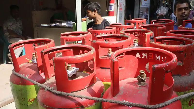 হিলিতে ৩০০ টাকা বেশি দামে বিক্রি হচ্ছে এলপিজি