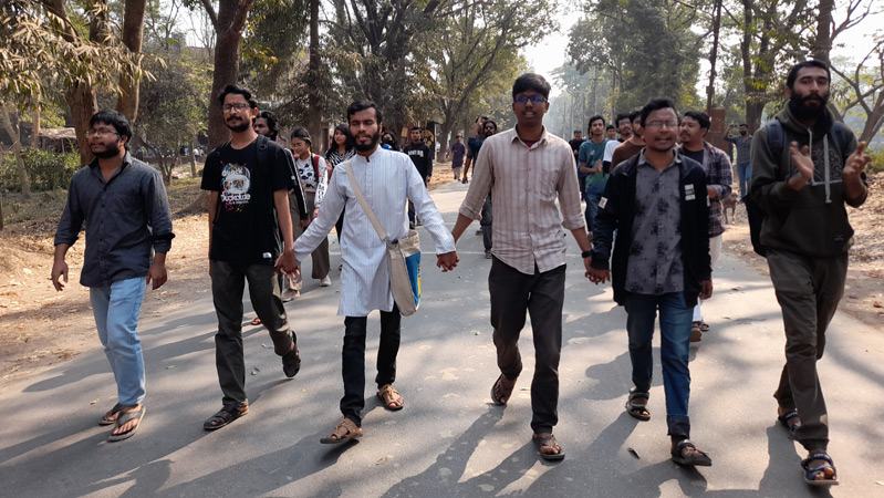 অ্যাম্বুলেন্সের ধাক্কায় মৃত্যুর বিচার চেয়ে জাবিতে মিছিল-সমাবেশ
