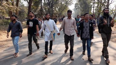 অ্যাম্বুলেন্সের ধাক্কায় মৃত্যুর বিচার চেয়ে জাবিতে মিছিল-সমাবেশ