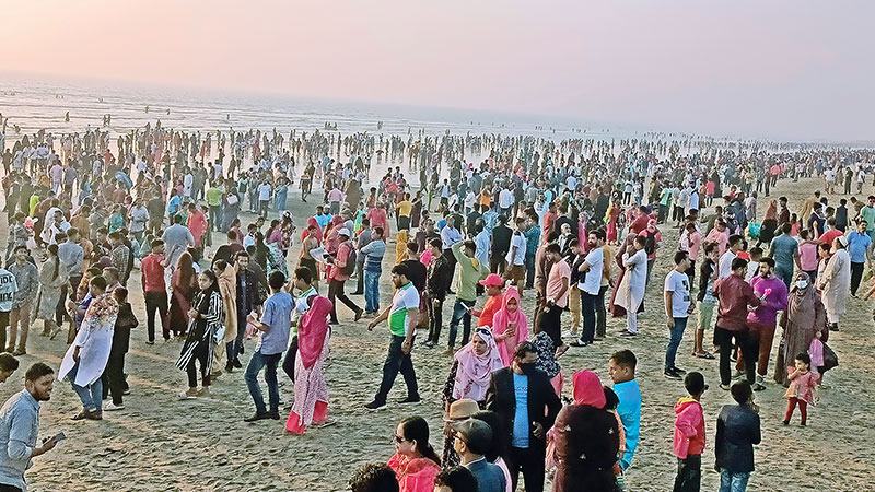 ঠাঁই নেই কক্সবাজার সমুদ্রসৈকতে