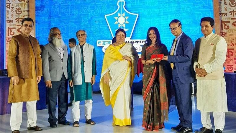 বর্ণাঢ্য আয়োজনে দেয়া হলো ব্র্যাক ব্যাংক-সমকাল সাহিত্য পুরস্কার
