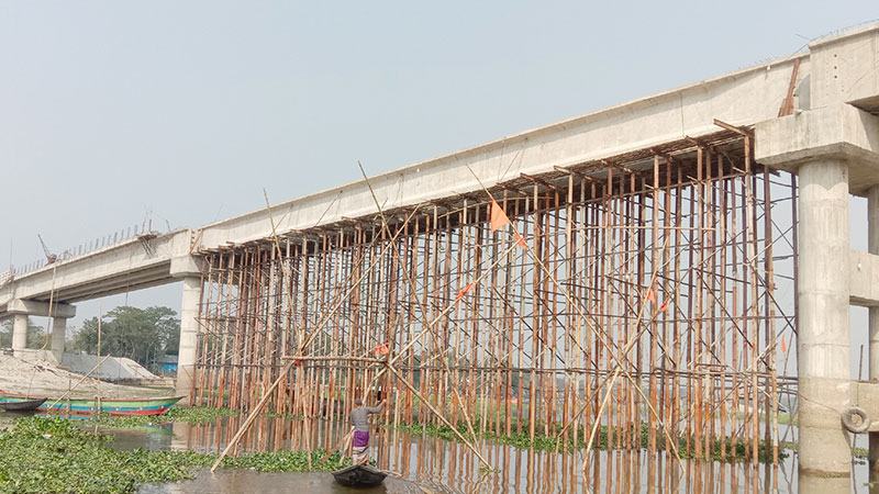 হাজীগঞ্জে টোরাগড়-বড়কুল সেতুর নির্মাণকাজ ৬ বছরেও শেষ হয়নি