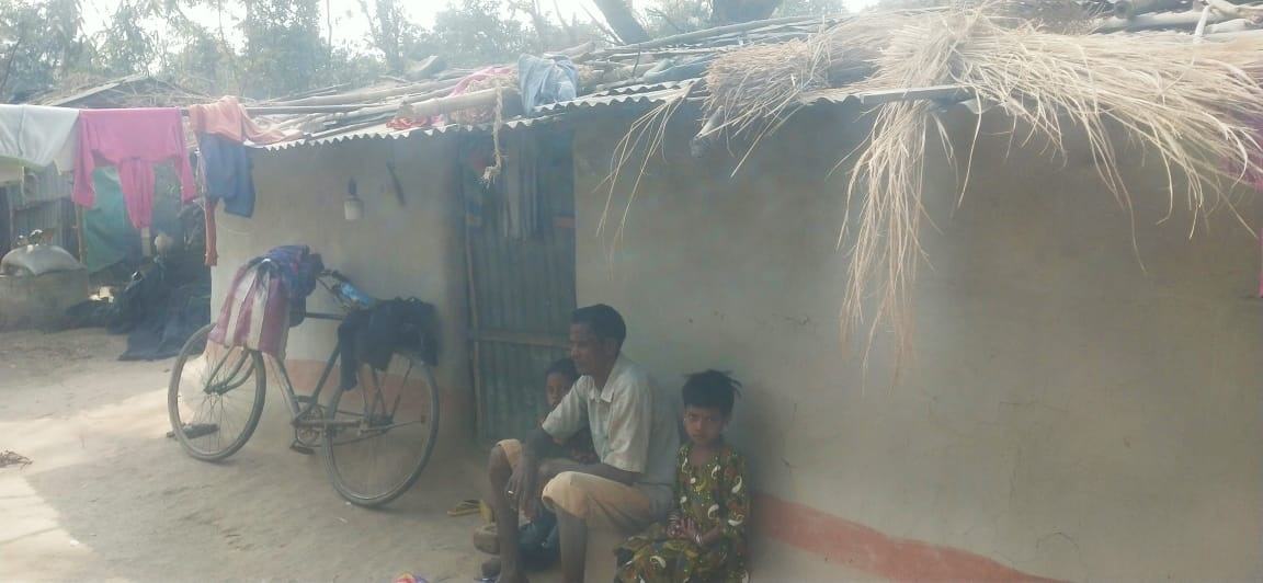 নিজের জমিতেই ‘‌শ্রমিক’ বুধরাই