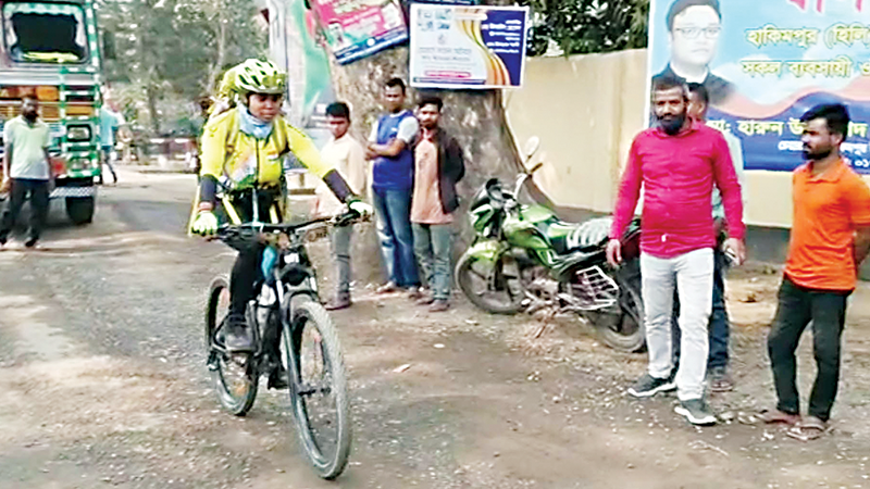 সাইকেল চালিয়ে বাংলাদেশে ভারতীয় তরুণী