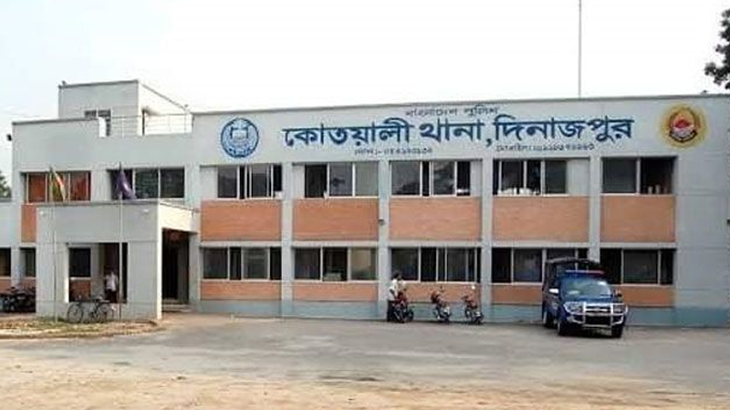 দিনাজপুরে স্ত্রীকে হত্যার পর থানায় যুবক