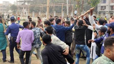 শহীদ মিনারে ফুল দেয়া নিয়ে শ্রমিক লীগের দুই পক্ষের সংঘর্ষ, আহত ৬