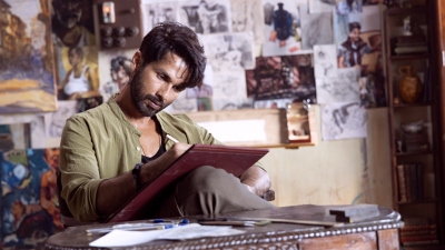 অভিনয়-হিউমারে উপভোগ্য ‘‌ফারজি’