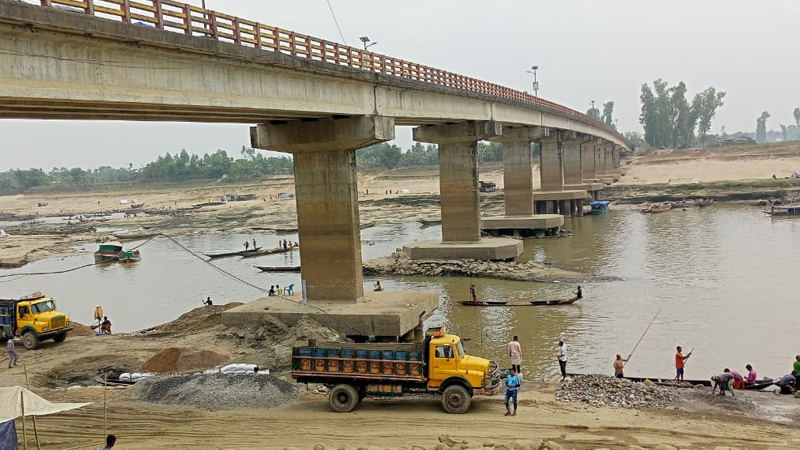 আলগা হয়ে পড়ছে ভূগর্ভস্থ পিলার, ঝুঁকিতে জাফলং সেতু
