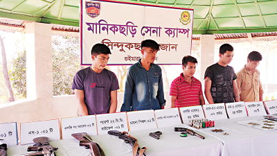 খাগড়াছড়ি সীমান্তে সেনাবাহিনীর অভিযানে ভারী অস্ত্রসহ আটক ৫