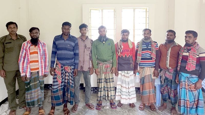 সুন্দরবনে ৩০০ কেজি কাঁকড়াসহ ৮ জেলে আটক