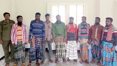 সুন্দরবনে ৩০০ কেজি কাঁকড়াসহ ৮ জেলে আটক