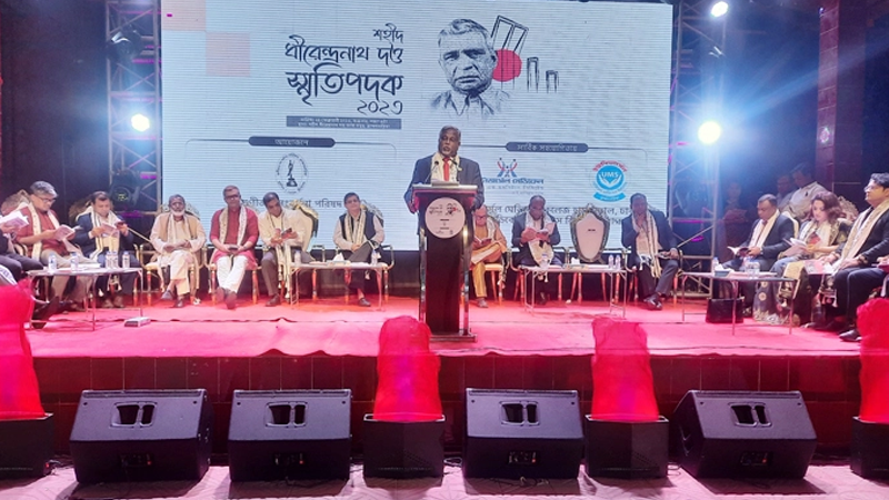 শহীদ ধীরেন্দ্রনাথ দত্ত স্মৃতিপদক পেলেন নর্থ সাউথ বিশ্ববিদ্যালয়ের উপাচার্য