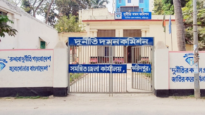 সাবেক সাত কর্মকর্তার বিরুদ্ধে দুদকের মামলা