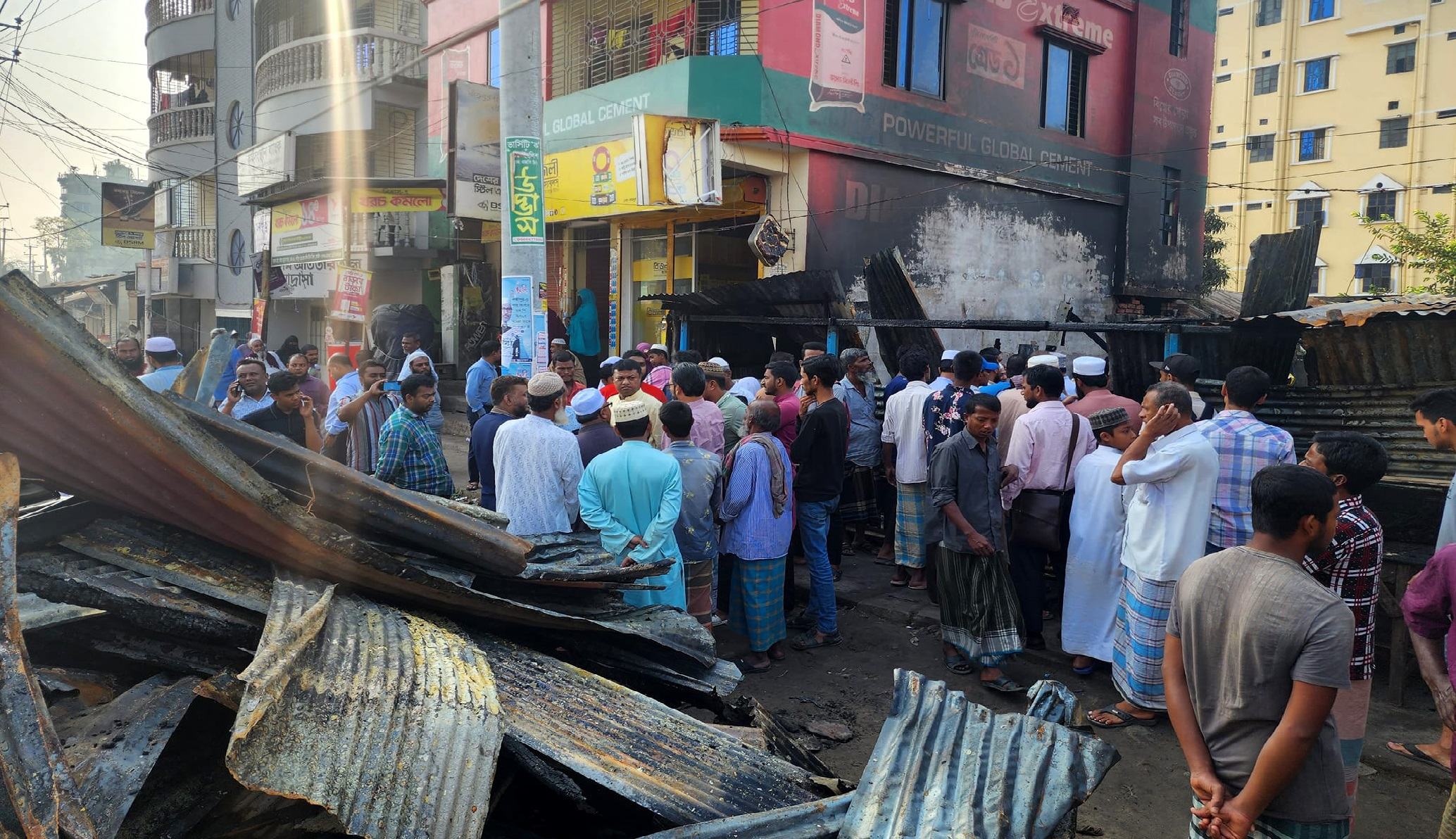 লক্ষ্মীপুরে আগুনে বৃদ্ধের মৃত্যু, দোকান-বসতঘর পুড়ে ছাই
