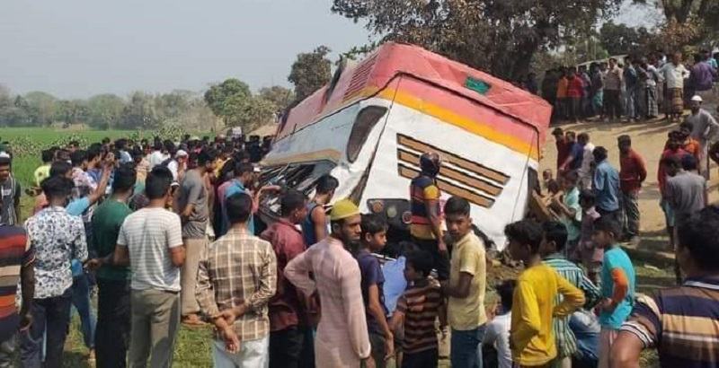 পিকনিকের বাস উল্টে শিক্ষার্থী নিহত