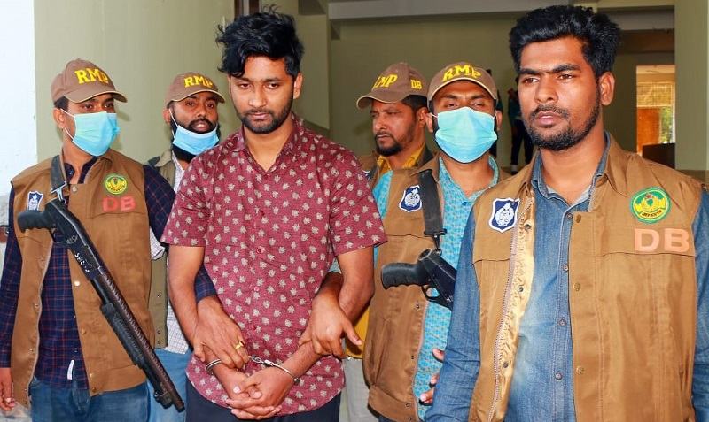 গ্রেফতার এড়াতে ভারতে, ফেরার পথে ধরা
