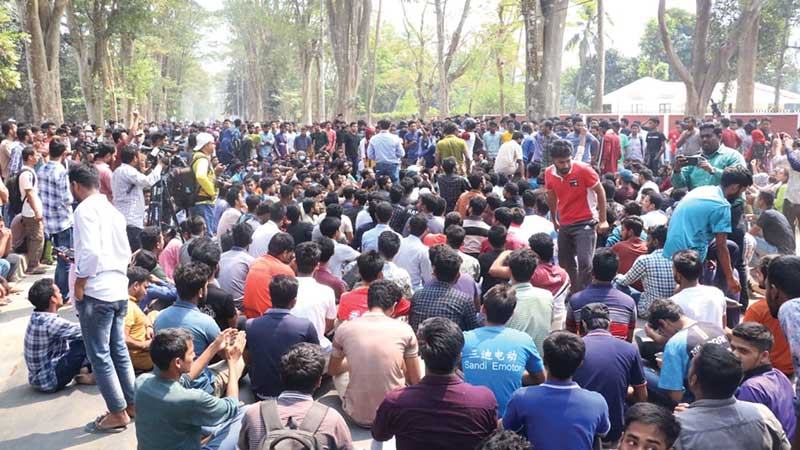 রাবিসংলগ্ন রেললাইনে আগুন, ৮ দাবিতে অনশনে ১৫ শিক্ষার্থী