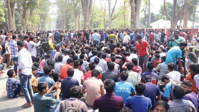 রাবিসংলগ্ন রেললাইনে আগুন, ৮ দাবিতে অনশনে ১৫ শিক্ষার্থী