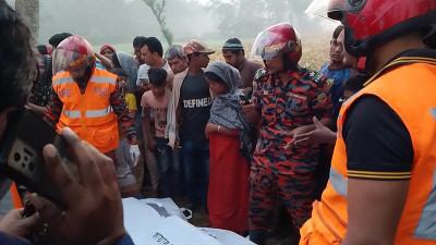 বাঁশঝাড়ে পড়ে ছিল বিধ্বস্ত মোটরসাইকেল, একটু দূরেই দুজনের মরদেহ