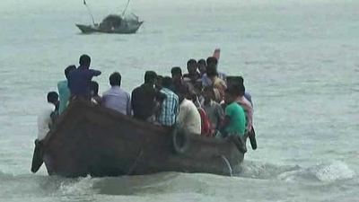 উপকূলে নিষেধাজ্ঞা উপেক্ষা করে চলছে ছোট নৌযান
