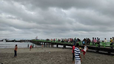 বৈরী আবহাওয়া সেন্ট মার্টিন রুটে নৌযান চলাচল বন্ধ