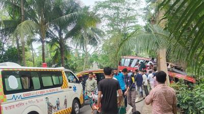 ঝালকাঠিতে বিদ্যুতের খুঁটিতে বিআরটিসি বাসের ধাক্কা, নিহত ২