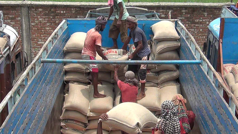 ভোমরা স্থলবন্দরে চাল আমদানি বেড়েছে