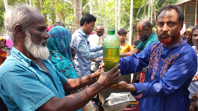 রাজবাড়ীতে কম দামে সয়াবিন তেল পেল দরিদ্ররা