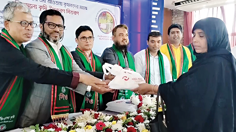 ঝিনাইদহে কৃষি উপকরণ বিতরণ