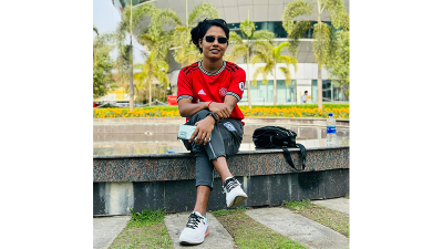 পড়ছেন অর্থনীতিতে ক্যারিয়ার পেশাদার ফুটবলে