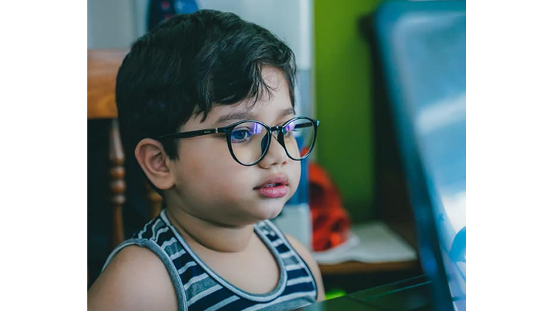 শিশুর চোখ যত্ন নেবেন যেভাবে