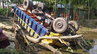 গাইবান্ধায় ট্রাক উল্টে চালক নিহত