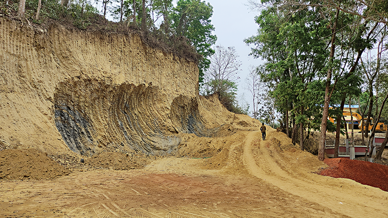 রাত নামলেই শুরু হয় পাহাড় কাটা