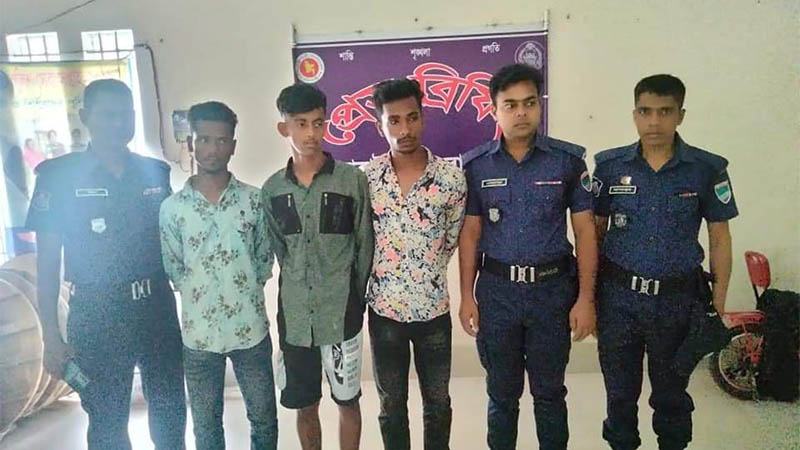 ফেসবুকে প্রেমের ফাঁদে ফেলে মুক্তিপণ আদায়, আটক ৪