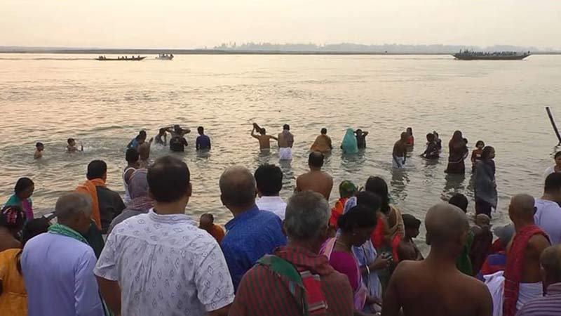 ব্রহ্মপুত্রে অষ্টমীর স্নানে ভোর থেকে পুণ্যার্থীদের ভিড়