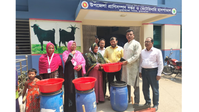 খামারিদের মধ্যে উপকরণ বিতরণ