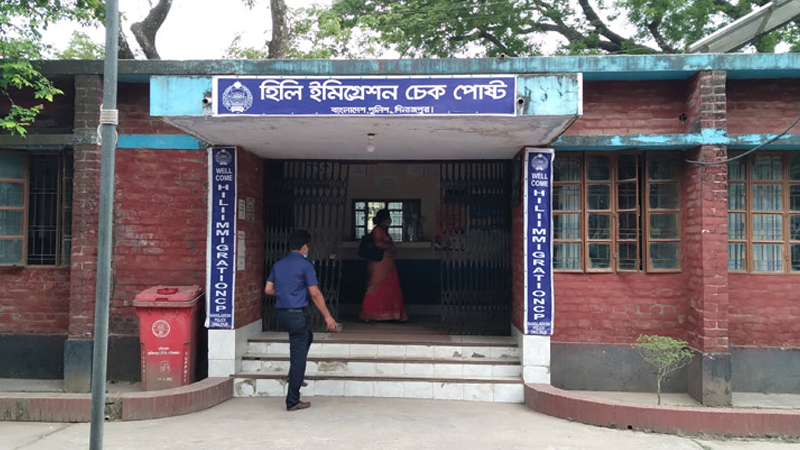 হিলিতে ভারতগামী ও ফেরত যাত্রীদের অন্তহীন দুর্ভোগ