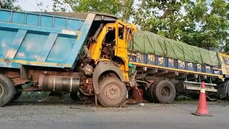 দাঁড়িয়ে থাকা ট্রাকে চলন্ত  ট্রাকের ধাক্কা, হেলপার নিহত