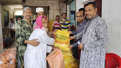 ঝিনাইদহে দরিদ্রদের মাঝে খাদ্যসামগ্রী বিতরণ