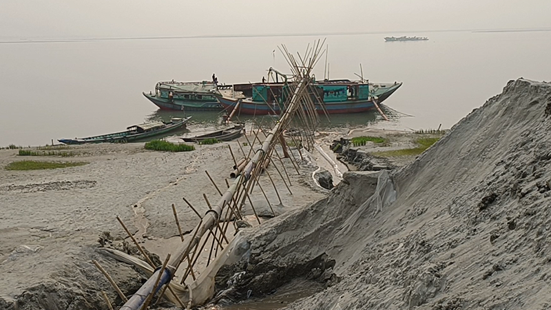 মানিকগঞ্জে পদ্মা-যমুনা থেকে অবাধে বালি উত্তোলন