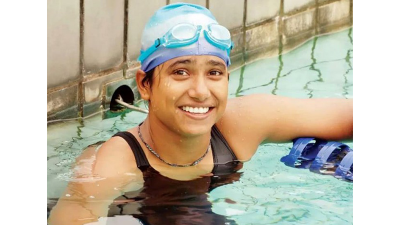 ভলিবল কোর্ট মাতাচ্ছেন অলিম্পিক সাঁতারু