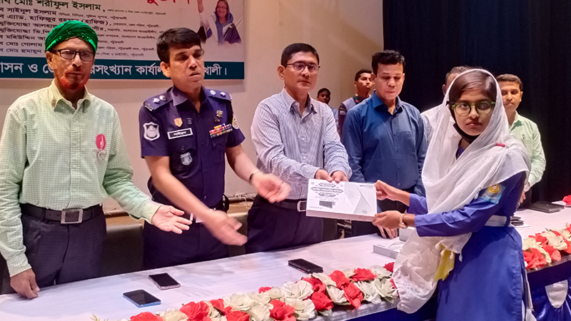 পটুয়াখালীতে শিক্ষার্থীদের মাঝে ট্যাবলেট বিতরণ