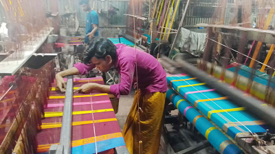 নববর্ষ ও ঈদ ঘিরে সিরাজগঞ্জে চাঙ্গা হয়ে উঠেছে তাঁত শিল্প