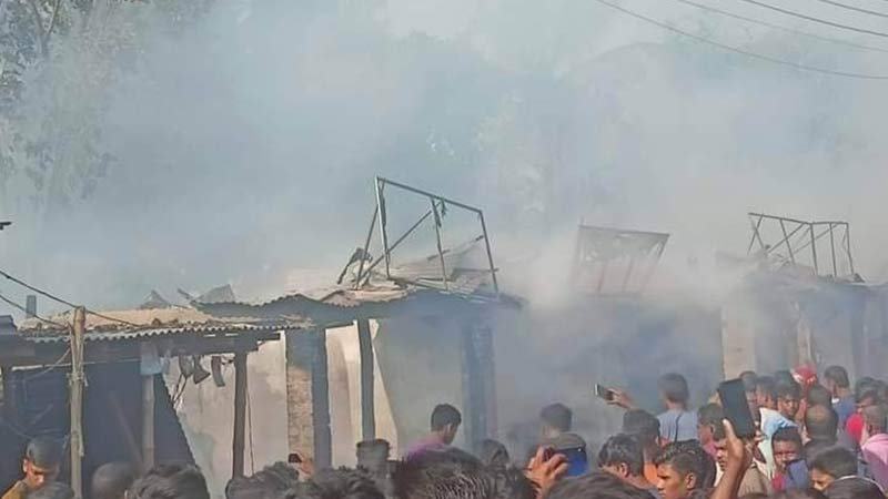 গাইবান্ধায় অগ্নিকাণ্ডে বসতবাড়িসহ ১২ দোকান পুড়ে ছাই