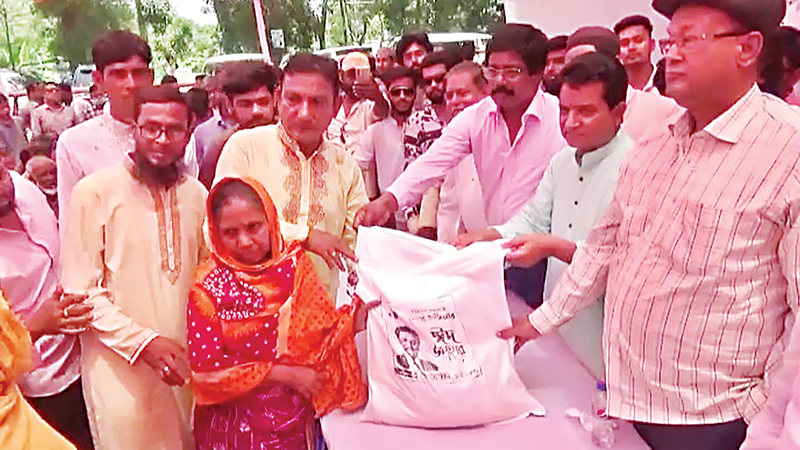 ফরিদপুরে ঈদ উপহার পেল দরিদ্ররা
