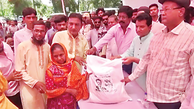 ফরিদপুরে ঈদ উপহার পেল দরিদ্ররা