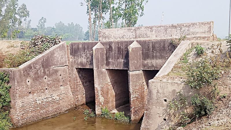 ৪৭ বছরের ঝুঁকিপূর্ণ কালভার্ট দিয়ে চলছে যানবাহন