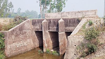 ৪৭ বছরের ঝুঁকিপূর্ণ কালভার্ট দিয়ে চলছে যানবাহন
