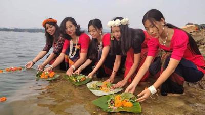 মঙ্গল কামনায় হ্রদের জলে ভাসল ফুল
